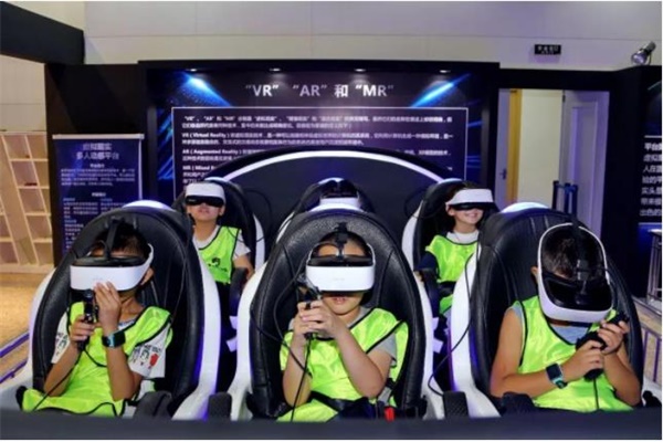 小朋友在體驗vr設(shè)備 小朋友在體驗vr設(shè)備
