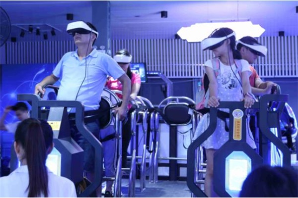 體驗(yàn)者正在體驗(yàn)vr設(shè)備 體驗(yàn)者正在體驗(yàn)vr設(shè)備