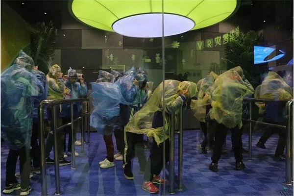 置身臺風體驗館親身體驗 置身臺風體驗館親身體驗