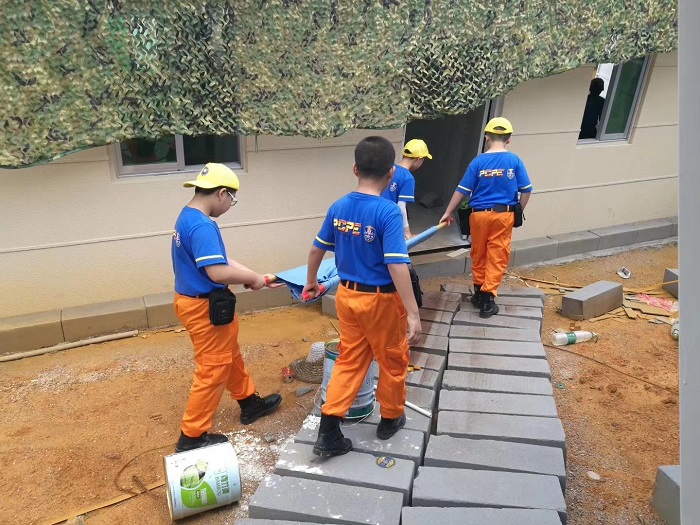 學生在模擬地震救援 學生在模擬地震救援