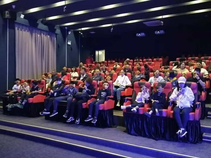 人們在5D影院體驗的場景 人們在5D影院體驗的場景