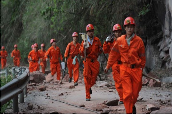 消防隊(duì)伍趕往地震災(zāi)區(qū) 消防隊(duì)伍趕往地震災(zāi)區(qū)