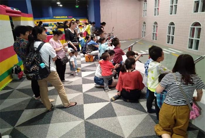 小朋友在體驗(yàn)消防設(shè)備 小朋友在體驗(yàn)消防設(shè)備