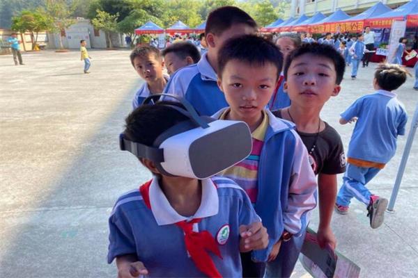 學生正在排隊體驗vr眼鏡 學生正在排隊體驗vr眼鏡