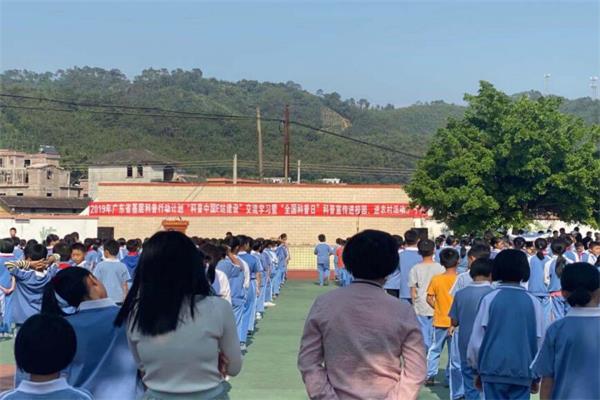 學生正在認真聽講安全講座 學生正在認真聽講安全講座