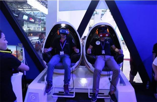 客人正在體驗刺激好玩的vr蛋椅 客人正在體驗刺激好玩的vr蛋椅