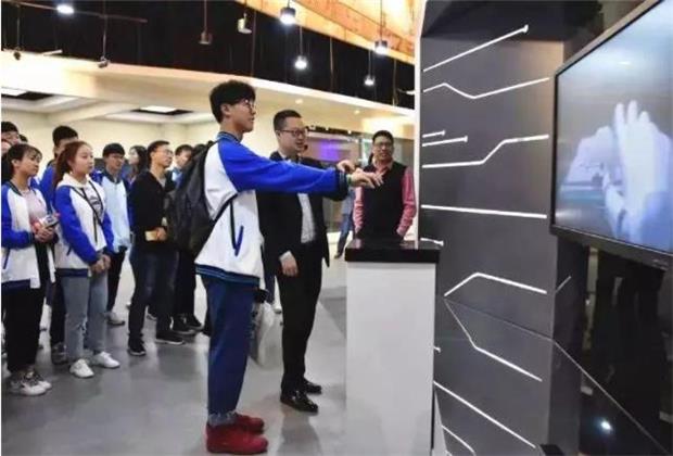 學(xué)生正在體驗(yàn)館體驗(yàn)vr設(shè)備 學(xué)生正在體驗(yàn)館體驗(yàn)vr設(shè)備