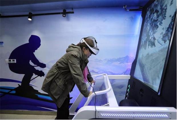 大叔正在體驗(yàn)雙人滑雪vr設(shè)備 大叔正在體驗(yàn)雙人滑雪vr設(shè)備