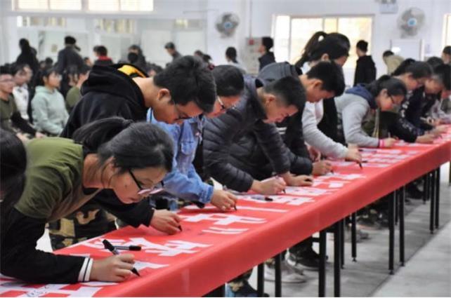 禁毒宣傳現(xiàn)場,大家都在為禁毒宣言簽名