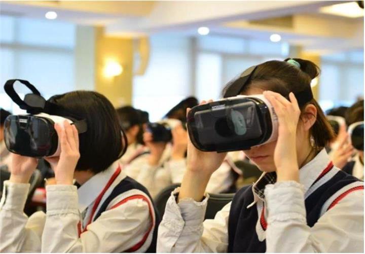 學(xué)生在用vr設(shè)備上課體驗科普安全教育