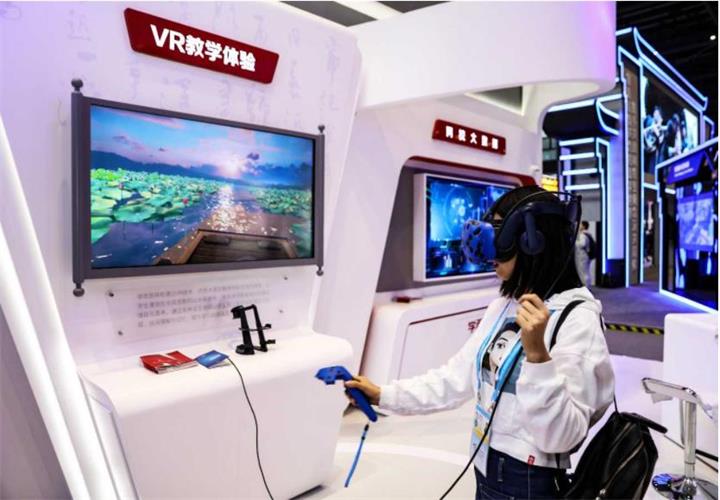 美女正在vr體驗館體驗vr設(shè)備
