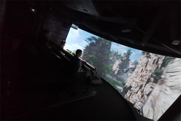 環幕包圍，動感十足