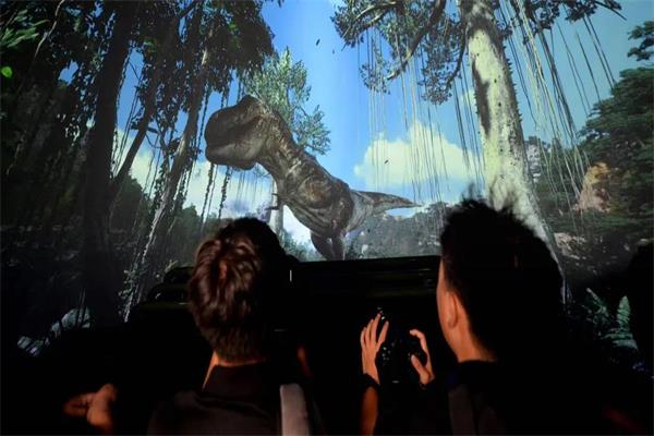 飛船卡在叢林，大家探頭近距離觀望恐龍