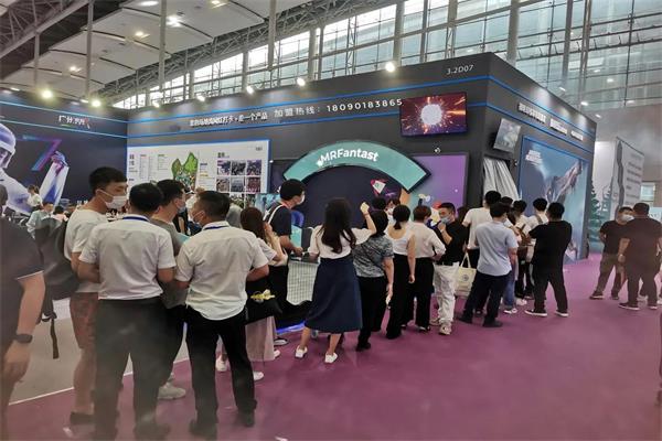 廣交會上排隊體驗的3D裸眼弧幕軌道影院