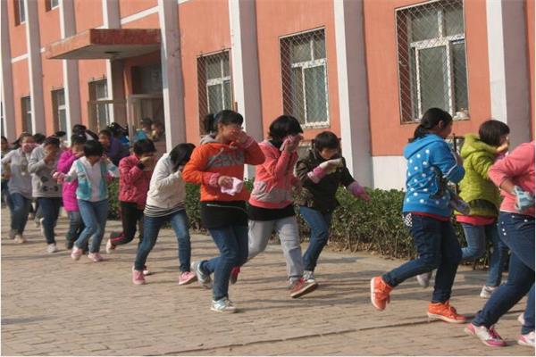 學(xué)校操場(chǎng)模擬火災(zāi)逃生演練