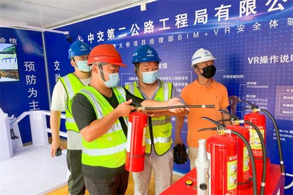 工人正在體驗學習消防設備用品