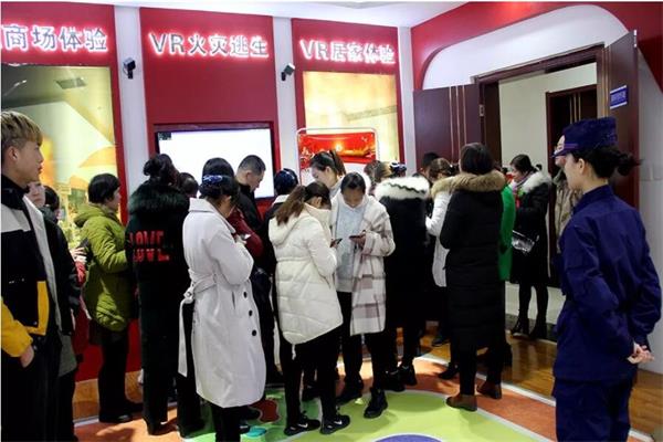 人們正在排隊(duì)體驗(yàn)消防安全科普館的火災(zāi)逃生 人們正在排隊(duì)體驗(yàn)消防安全科普館的火災(zāi)逃生