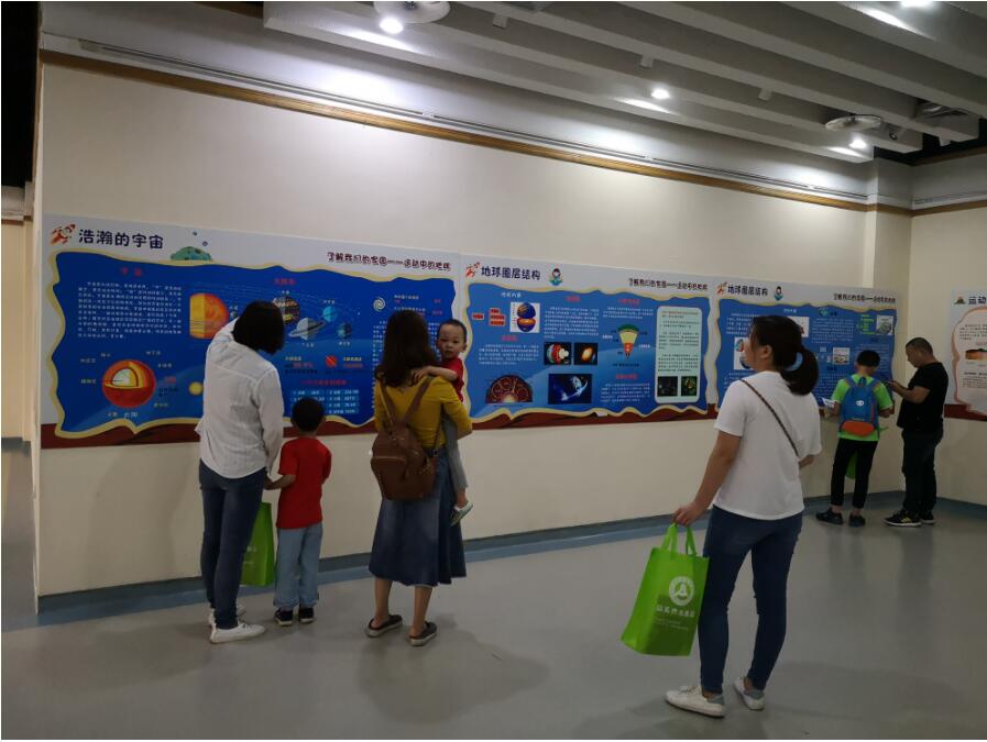 大人帶小孩去vr科普體驗館玩 大人帶小孩去vr科普體驗館玩