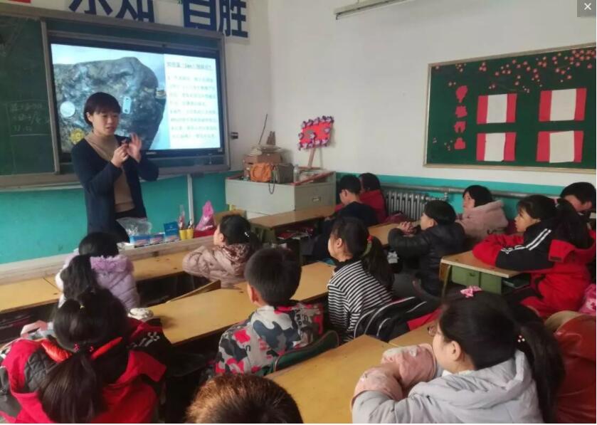 老師在跟學生講解科普宣傳 老師在跟學生講解科普宣傳