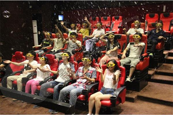 觀眾在體驗(yàn)5D影院帶來(lái)的刺激效果