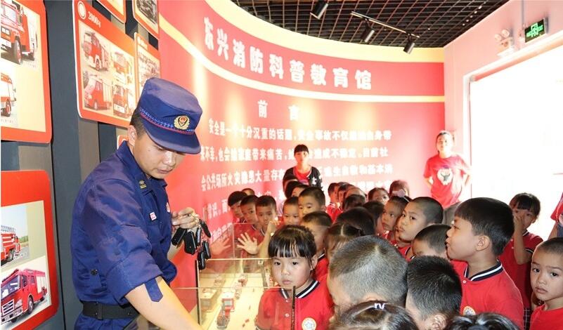 學生在消防科普館認真學習消防知識 學生在消防科普館認真學習消防知識