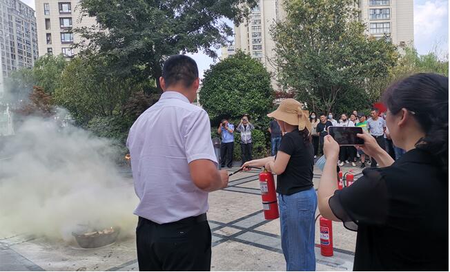 居民在進(jìn)行消防滅火培訓(xùn) 居民在進(jìn)行消防滅火培訓(xùn)