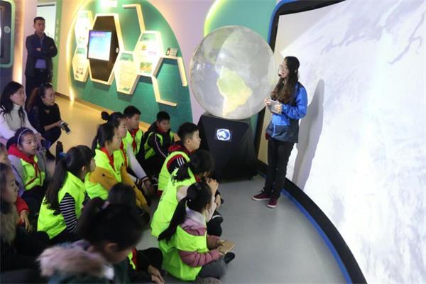 老師正在教導(dǎo)學(xué)生科普知識 老師正在教導(dǎo)學(xué)生科普知識