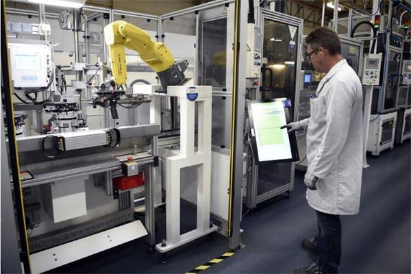 vr工程師正在調(diào)試機器 vr工程師正在調(diào)試機器