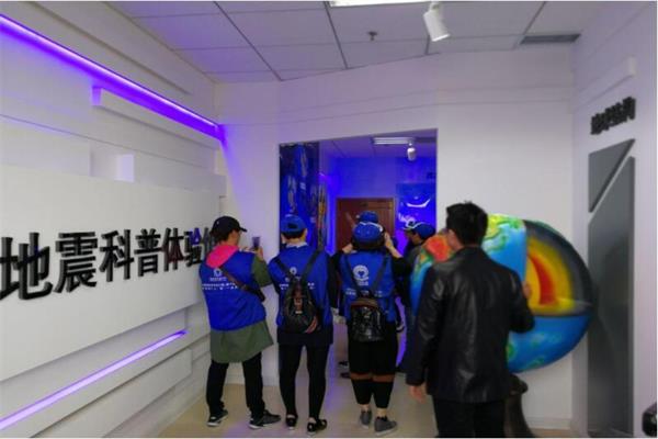 人們在等待體驗地震科普體驗館 人們在等待體驗地震科普體驗館